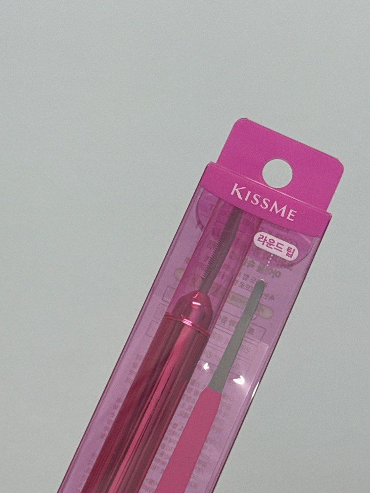 由 pudding0127 (刊登 ID 1381819406，圖片 1) 提交，位於 新北市 (New Taipei) 的 Kissme睫毛梳子與睫毛鑷子（全新） (類別：眼部彩妝、保養)，說明：多買的 。