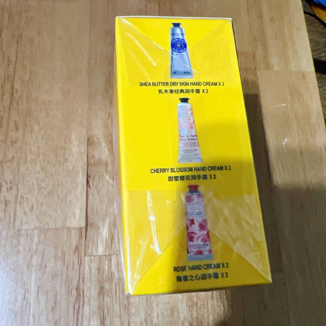 由 zyytykhxxv (刊登 ID 1381813297，圖片 3) 提交，位於 新竹市 (Hsinchu City) 的 歐舒丹L’occitane 普羅旺斯精選護手霜旅行組 (類別：美甲、手部保養)，說明：30ml*6 乳木果*2 甜蜜櫻花*2 玫瑰*2。