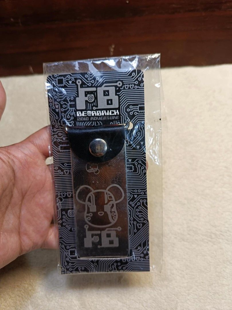 Luggage Tag BearBrick (Category: Luggage) located in Baguio. Submitted by boxmania (Listing ID 1381883376, Image 1). Description: new From HK Ukay Box/ JapSur/Auc What you see is what you get No return, no exchange (random item po nakukuha ng seller sa box) Seller Location: Baguio City MOD: Flash MOP: GCash Shipping fee will be charged to the buyer. Payment first before shipping..