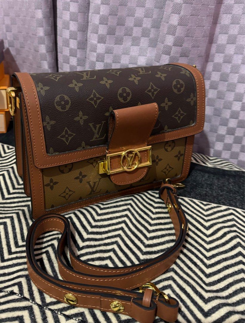 LV Dauphine MM size (Category: Luxury Bags & Wallets) located in Quezon City. Submitted by katy2424 (Listing ID 1381871793, Image 2). Description: issue : see picture below yung kabitan ng strap nabasag pwede naman pagawa nlng ☺️.