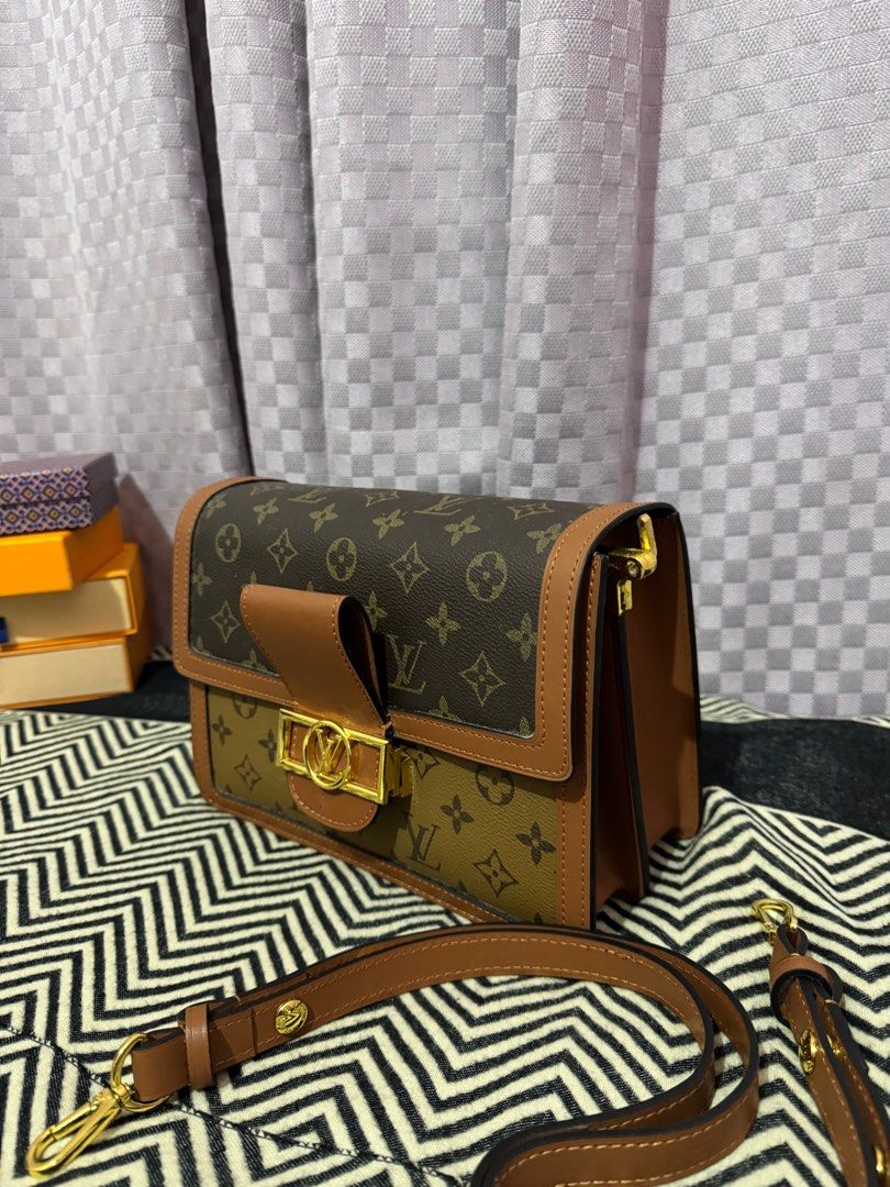 LV Dauphine MM size (Category: Luxury Bags & Wallets) located in Quezon City. Submitted by katy2424 (Listing ID 1381871793, Image 1). Description: issue : see picture below yung kabitan ng strap nabasag pwede naman pagawa nlng ☺️.