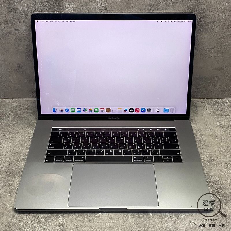 由 change12336 (刊登 ID 1381746780，圖片 1) 提交，位於 台北市 (Taipei) 的 『澄橘』Macbook Pro 15 2018 i7-2.6/16G/512G 灰《二手筆電 無盒裝 中古》A77633 (類別：桌上電腦或筆記型電腦)，說明：Apple Macbook Pro 15 2018 i7-2.6/16G/512GB 太空灰 店保7天 功能正常，電循環：442次，秀電池建議維修、上方膠條破損、液晶老化右側藍塊，Logo明顯小刮，有貼紙痕跡 88%新，機身殼有一處小顆傷或小掉漆，其他僅正常使用小細紋，請參閱賣場圖片 單機無充電器 本賣場商品因於店家同步銷售流通快，請於下標前先詢問是否有貨。 ( 下標後如需自取請參閱關於我中的店家資訊。) 下標後請於 3 天內完成交易，並將您的收件資料填寫於買賣留言板中。 ( 請留收件人姓名、地址、電話。) 賣場交易方式 : 到店自取、超商取貨付款、信用卡(店家使用)、輕鬆付(黑貓宅配)。 購買前如有任何問題請多利