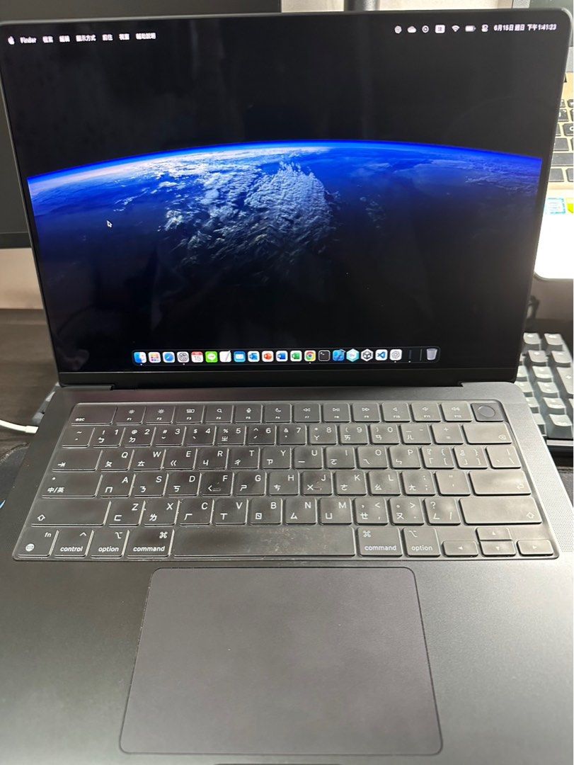由 beecatie (刊登 ID 1381814539，圖片 2) 提交，位於 台北市 (Taipei) 的 MacBook Pro M3 Max (類別：桌上電腦或筆記型電腦)，說明：僅接受面交（雙北或新竹） 36GB 1TB 14吋 太空黑 2024年6月購入，剛過保。 只有上班使用，且全程使用鍵盤保護套，目前工作結束已不需要故賣出。 附 蘋果原廠盒袋、魚骨保護套& 96W充電器。