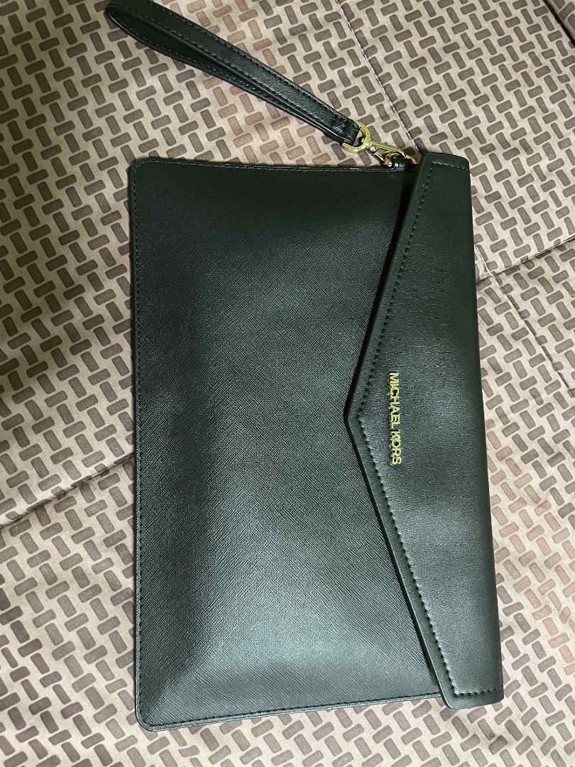 MK ENVELOPE CLUTCH (Category: Luxury Bags & Wallets) located in Pasay City. Submitted by airaonlineshops (Listing ID 1381801600, Image 2). Description: Brandnew 2k only authentic.