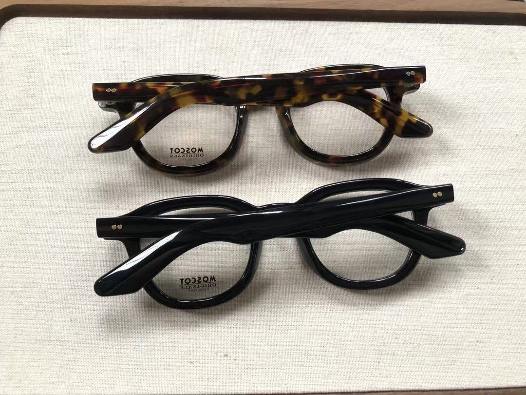 由 jreednkawy (刊登 ID 1381784055，圖片 2) 提交，位於 台中市 (Taichung) 的 Moscot_眼鏡_ (類別：墨鏡、眼鏡)，說明：🌟 【鏡片標配功能】🌟 ✅ 非球面設計｜邊緣超薄不變形 ✅ UV400防護｜100%抗紫外線 ✅ 防反光鍍膜｜減少眩光更清晰 ✅ 易潔奈米塗層｜抗油污好清潔 📦 【出貨時間】📦 ⏳ 下單後48小時內出貨 📅 超商取貨約2天到店 🏠 宅配約2-3天送達 1.56基礎款 NT$450 200度以內（最厚） 1.61輕薄款 NT$688 400度以內 1.67超薄款 NT$1,492 600度以內 1.74極薄款 NT$2,180 600度以上（最薄） 🔍 厚度比较: 1.56 👉 1.61 👉 1.67 👉 1.74 （更高的数值=更薄的镜片） 💡 小提醒：數字越大鏡片越薄，高度數戴起來更美觀。