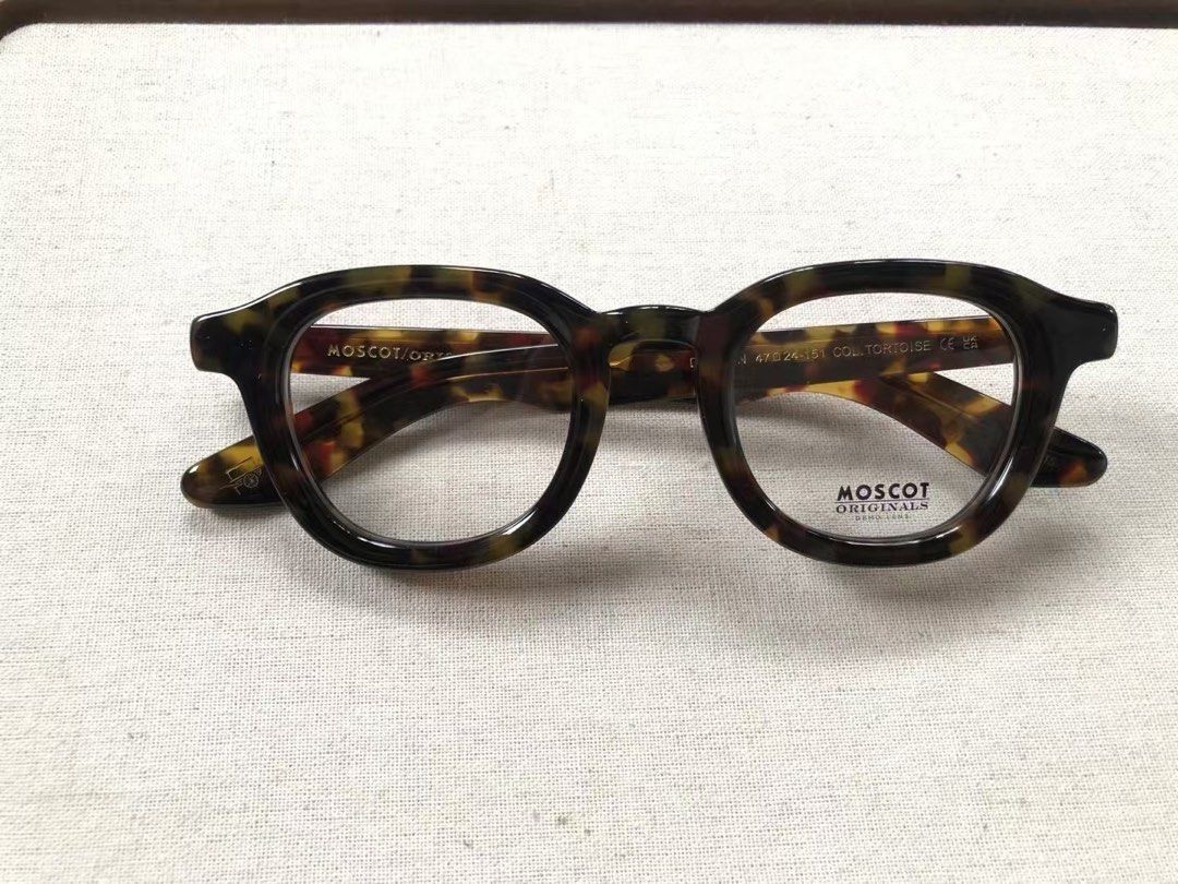 由 jreednkawy (刊登 ID 1381784055，圖片 1) 提交，位於 台中市 (Taichung) 的 Moscot_眼鏡_ (類別：墨鏡、眼鏡)，說明：🌟 【鏡片標配功能】🌟 ✅ 非球面設計｜邊緣超薄不變形 ✅ UV400防護｜100%抗紫外線 ✅ 防反光鍍膜｜減少眩光更清晰 ✅ 易潔奈米塗層｜抗油污好清潔 📦 【出貨時間】📦 ⏳ 下單後48小時內出貨 📅 超商取貨約2天到店 🏠 宅配約2-3天送達 1.56基礎款 NT$450 200度以內（最厚） 1.61輕薄款 NT$688 400度以內 1.67超薄款 NT$1,492 600度以內 1.74極薄款 NT$2,180 600度以上（最薄） 🔍 厚度比较: 1.56 👉 1.61 👉 1.67 👉 1.74 （更高的数值=更薄的镜片） 💡 小提醒：數字越大鏡片越薄，高度數戴起來更美觀。