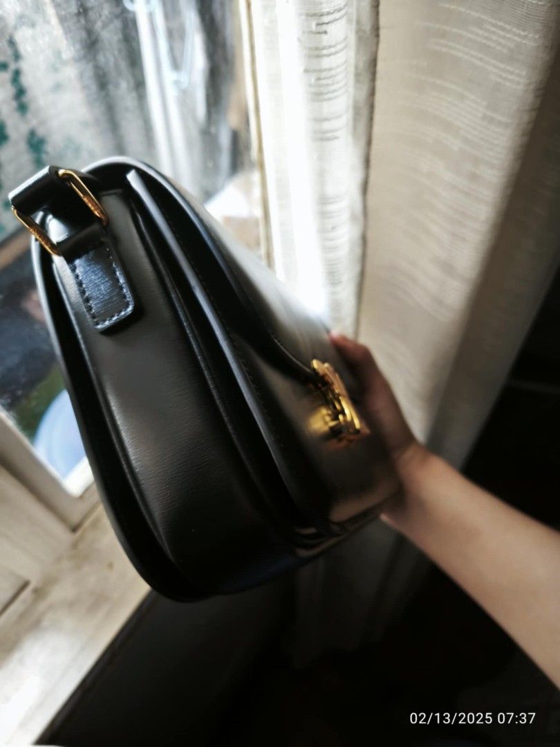 preloved bag's (Category: Luxury Bags & Wallets) located in Manila. Submitted by maancutie04 (Listing ID 1381790331, Image 3). Description: .