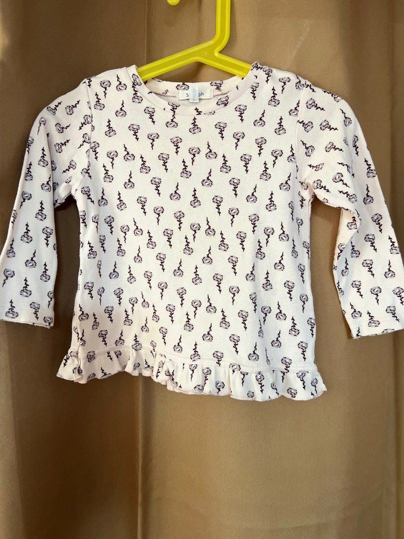 Preloved Seraph Top (Category: Babies & Kids Fashion) located in Makati City. Submitted by clutterbye (Listing ID 1381852928, Image 1). Description: Preloved - please manage your expectations Color may vary due to lighting PRICE IS FINAL, No Haggling Please Check Size Details in Pics RFS: Decluttering MOP: Gcash.