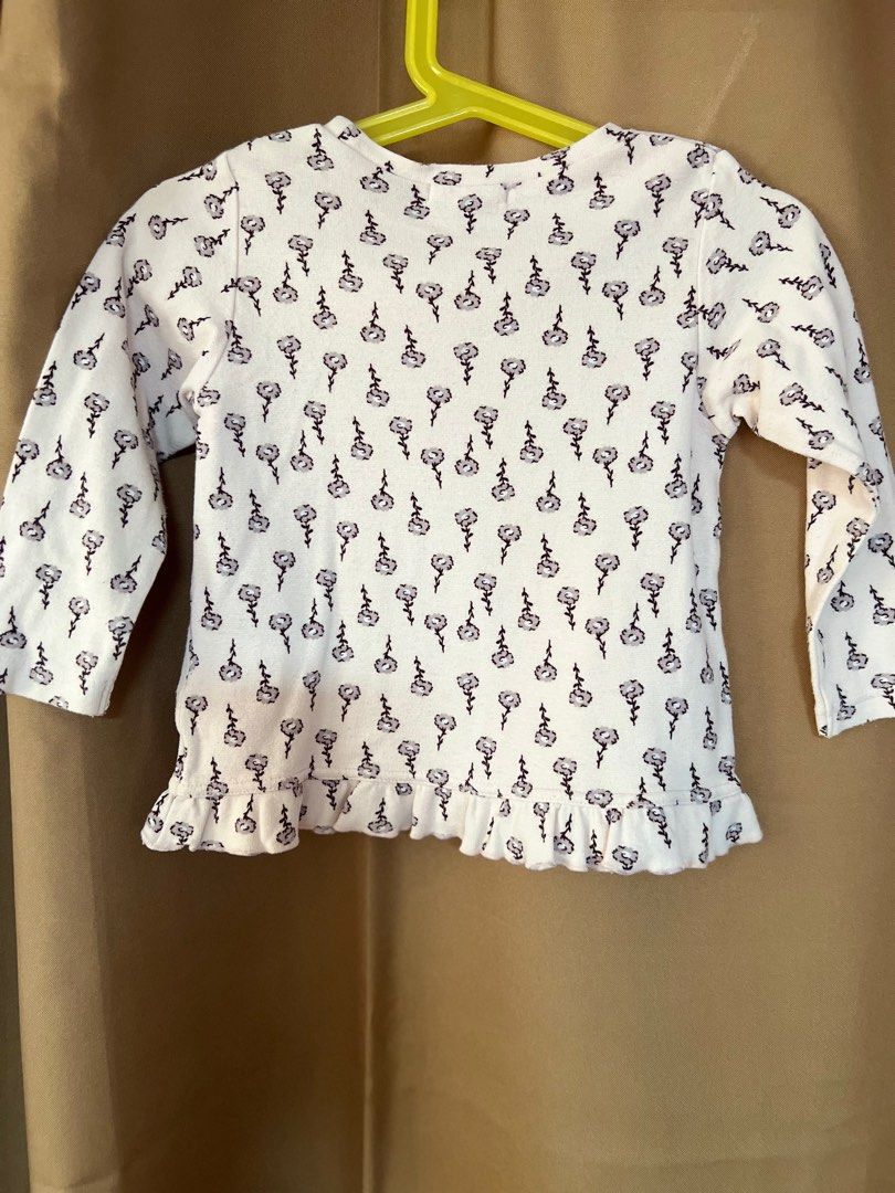 Preloved Seraph Top (Category: Babies & Kids Fashion) located in Makati City. Submitted by clutterbye (Listing ID 1381852928, Image 2). Description: Preloved - please manage your expectations Color may vary due to lighting PRICE IS FINAL, No Haggling Please Check Size Details in Pics RFS: Decluttering MOP: Gcash.