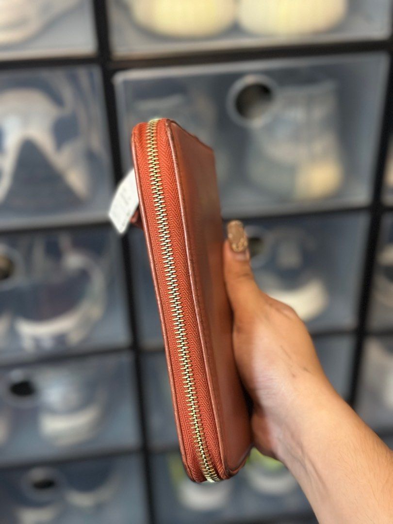 See By Chloe (Category: Luxury Bags & Wallets) located in Manila. Submitted by sobandrea (Listing ID 1381837524, Image 3). Description: Unused Dirt on the edge due to storage .