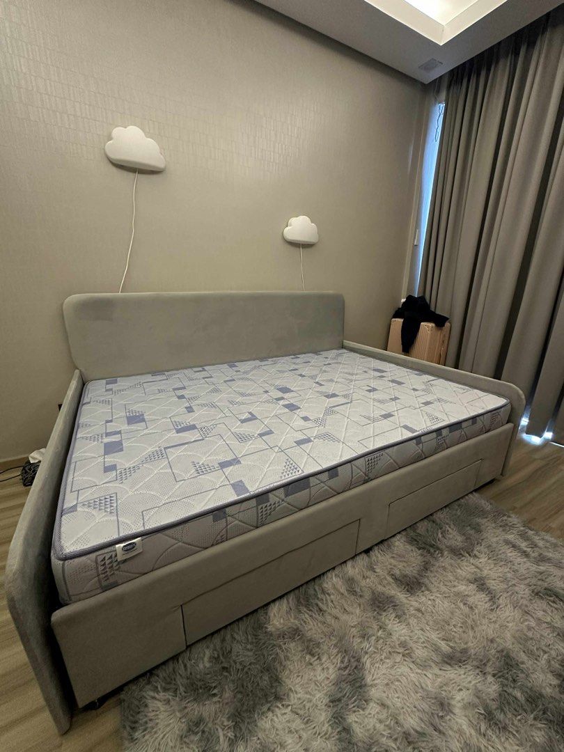 Selling my full double(137cm x 190cm) bed (Category: Bed Frames & Mattresses) located in Quezon City. Submitted by naroman (Listing ID 1381763743, Image 2). Description: Selling my full double(137cm x 190cm) bed with 2 storage and Uratex mattress. 25,000 nego Super good condition. 1 month ko pa lang nagagamit. Nasa side yung headboard RFS: Masyadong malaki for me hahaha kaya bilhin niyo na pls.