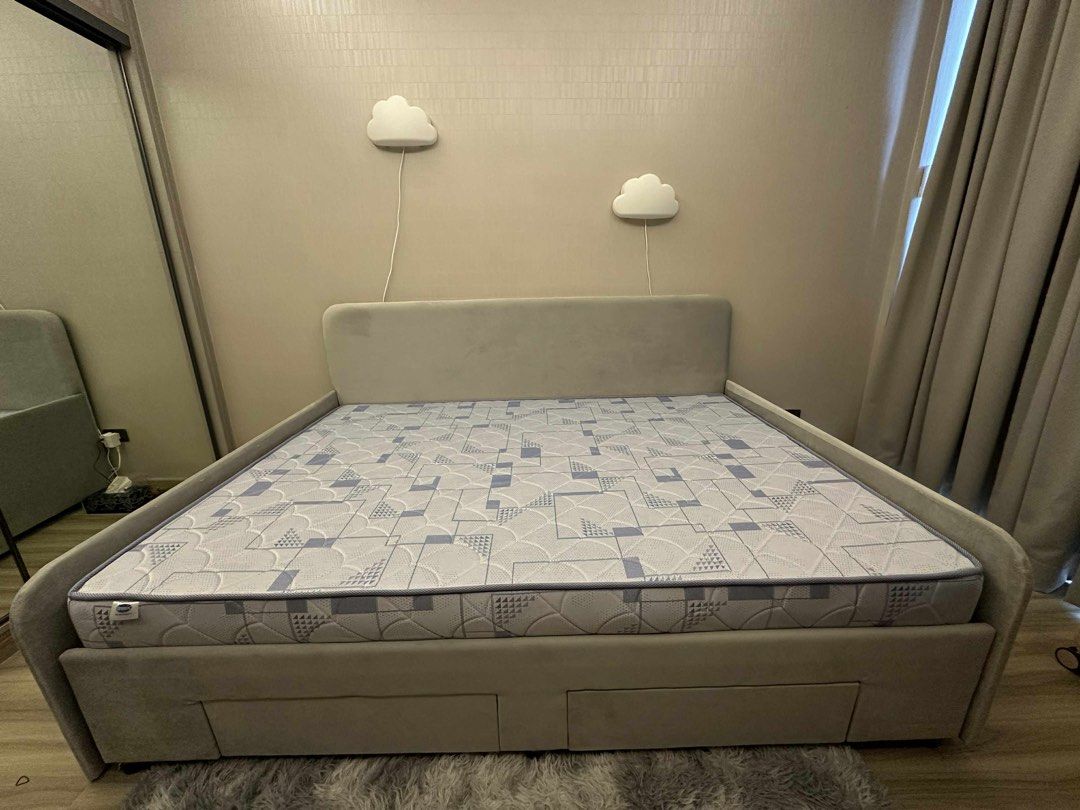 Selling my full double(137cm x 190cm) bed (Category: Bed Frames & Mattresses) located in Quezon City. Submitted by naroman (Listing ID 1381763743, Image 1). Description: Selling my full double(137cm x 190cm) bed with 2 storage and Uratex mattress. 25,000 nego Super good condition. 1 month ko pa lang nagagamit. Nasa side yung headboard RFS: Masyadong malaki for me hahaha kaya bilhin niyo na pls.