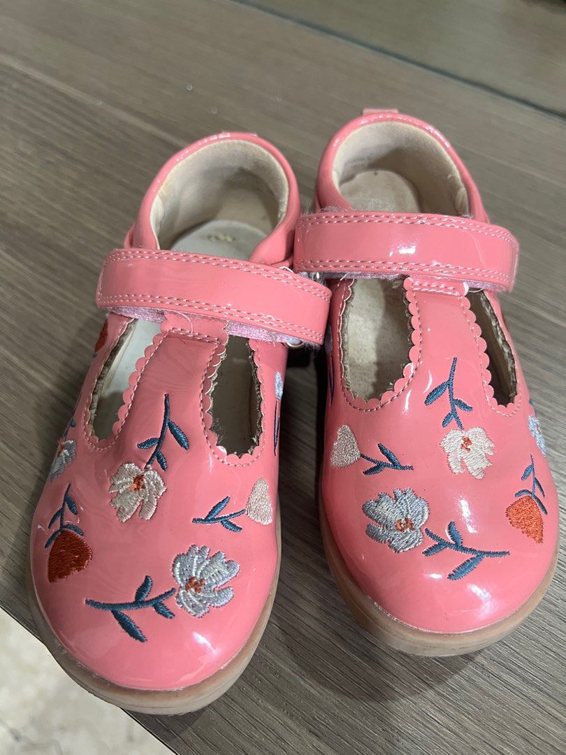 Sepatu mothercare pink flower (Kategori: 1 hingga 3 tahun) berada di Tangerang. Dikirim oleh prelovedbyvaliz (ID iklan 1381712019, Gambar 3). Deskripsi: Beli dl 500 an Pake bentar aja cuma 5-7 kali Ukuran 8 Eur 25.5 .
