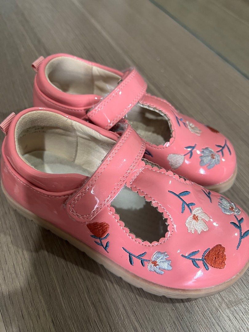 Sepatu mothercare pink flower (Kategori: 1 hingga 3 tahun) berada di Tangerang. Dikirim oleh prelovedbyvaliz (ID iklan 1381712019, Gambar 2). Deskripsi: Beli dl 500 an Pake bentar aja cuma 5-7 kali Ukuran 8 Eur 25.5 .