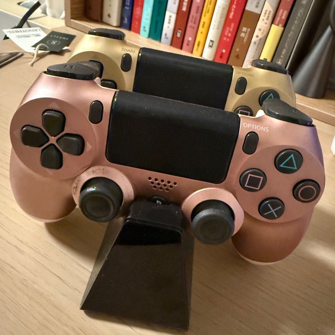 由 chloe_qq (刊登 ID 1381805024，圖片 3) 提交，位於 台北市 (Taipei) 的 原廠正品SONY PS4手把 搖桿 絕版特殊色 玫瑰金 香檳金 (類別：手把控制器)，說明：正品 盒裝要找一下應該都還在 換PS5故出售 顏色非常稀有真的很好看 兩隻一起帶2500附副廠手把出電器（原價590）。