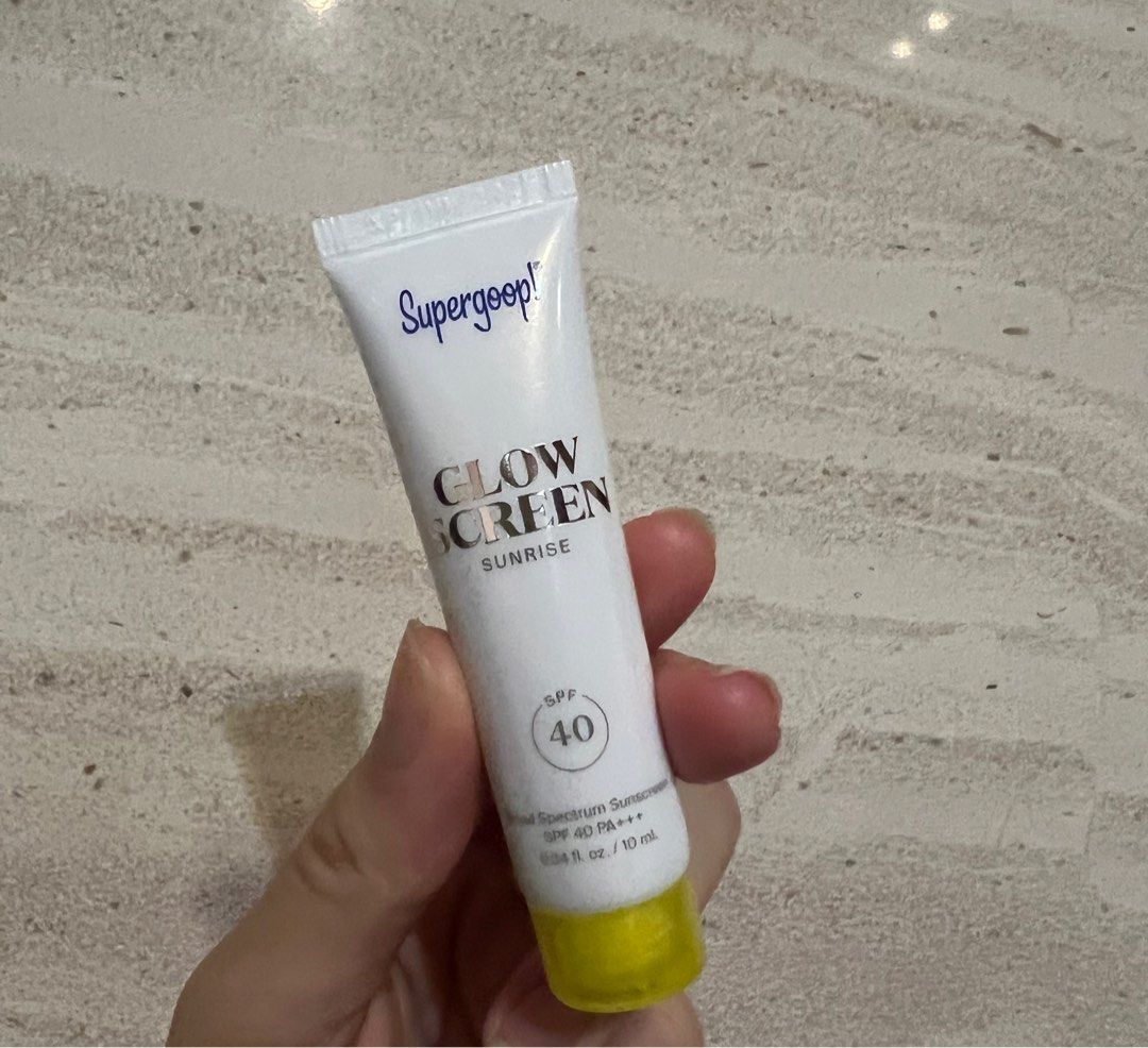 由 COCO_buybuy (刊登 ID 1381691760，圖片 1) 提交，位於 台南市 (Tainan) 的 現貨🔥Supergoop! Glow screen SPF40 水亮自然光澤妝前乳防護乳10ml有色防曬霜 (類別：護膚、清潔產品)，說明：10ML體驗裝版本 購於美國百貨公司 正品！不議價！ Supergoop! Glowscreen SPF40 sunrise 水亮/自然光澤妝前乳防護乳 美國專業防曬品牌 Supergoop! 熱銷款✨ Glowscreen SPF40 PA+++ 自然光澤防護乳 旅行裝10ml｜美國代購原裝 ☀️輕透質地＋自然光感 ✔ SPF40 PA+++ 全方位日間防護 ✔ 打造細緻光澤感，妝前乳/單擦皆適用 ✔ 添加保濕配方，使用後肌膚更水嫩明亮 適用情境： ✔ 日常外出 ✔ 妝前打底 ✔ 想要自然提亮、增加肌膚好氣色 ⸻ 【使用方法】 取適量於保養程序後塗抹於全臉，建議於出門前15分鐘使用。 可作為單擦防護，或後續搭配粉底液/氣墊底妝。 