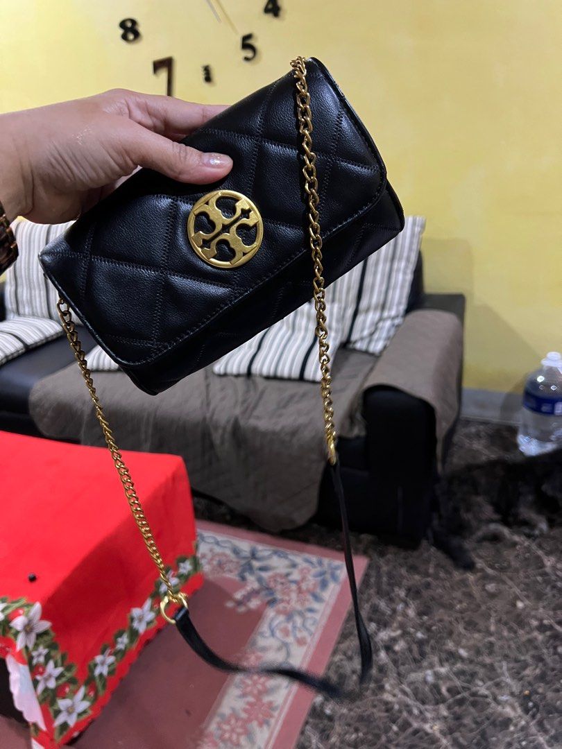 Tory burch (Category: Luxury Bags & Wallets) located in Urdaneta. Submitted by trendybg (Listing ID 1381769034, Image 1). Description: Rfs: declutter With box No tag But almost looks original in person No flaws .