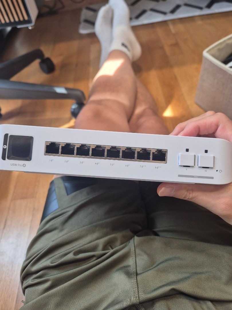 Ubiquiti UniFi USW-Pro-8-PoE Network Switch63204756586113111