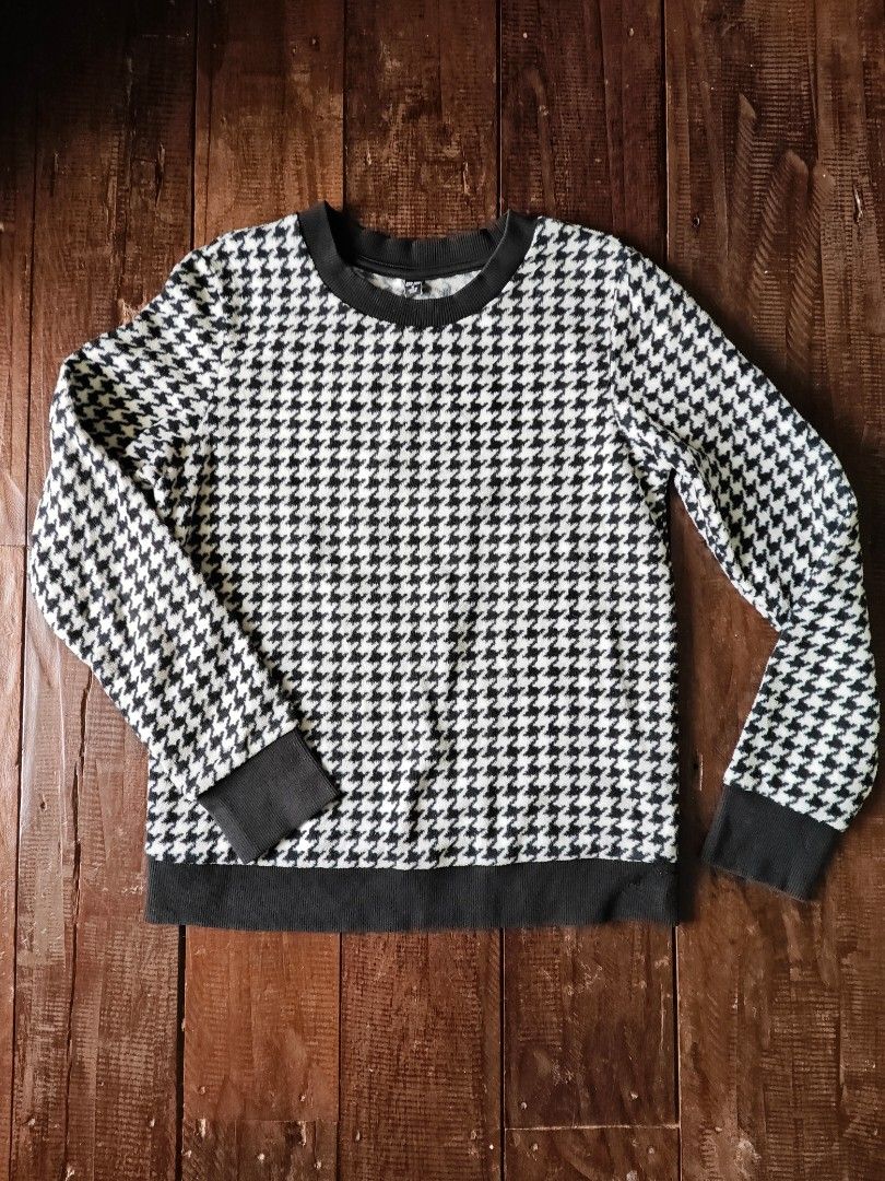 Uniqlo Fleece Sweater (Category: Coats, Jackets and Outerwear) located in Cebu City. Submitted by paulactan (Listing ID 1381782246, Image 1). Description: size medium on tag best fit S-M 17x23 dimes like new condition very soft & light fleece material.