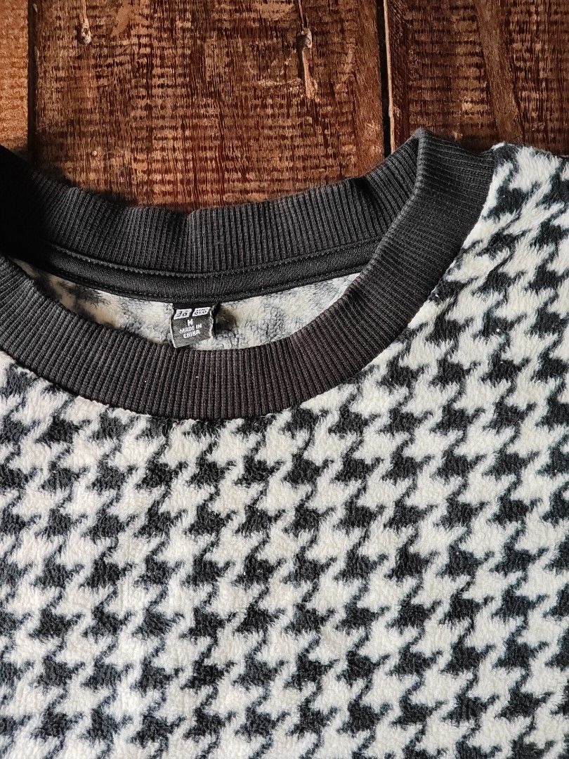 Uniqlo Fleece Sweater (Category: Coats, Jackets and Outerwear) located in Cebu City. Submitted by paulactan (Listing ID 1381782246, Image 2). Description: size medium on tag best fit S-M 17x23 dimes like new condition very soft & light fleece material.