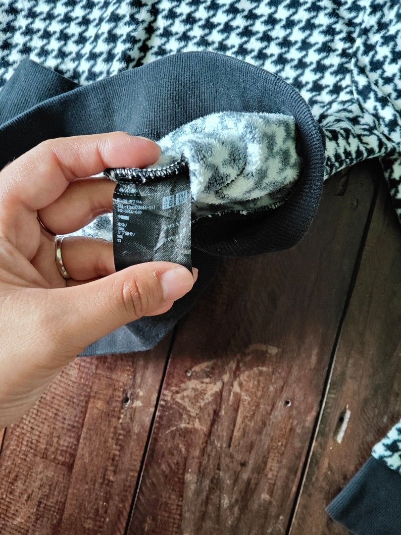 Uniqlo Fleece Sweater (Category: Coats, Jackets and Outerwear) located in Cebu City. Submitted by paulactan (Listing ID 1381782246, Image 3). Description: size medium on tag best fit S-M 17x23 dimes like new condition very soft & light fleece material.