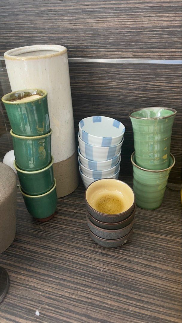Varios plates and cups