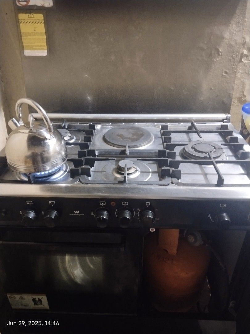 White westing house gas range (Category: Cookers) located in Pasig City. Submitted by yhai284201 (Listing ID 1381828127, Image 2). Description: Di pwede sa condo kaya benta nalang working lahat kasama na tank ginagamit ko sya sa baking before ok for business din. pick up sss village marikina.