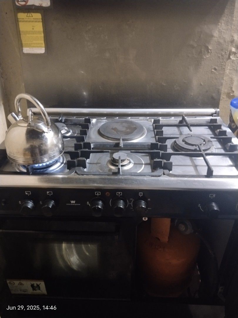 White westing house gas range (Category: Cookers) located in Pasig City. Submitted by yhai284201 (Listing ID 1381828127, Image 1). Description: Di pwede sa condo kaya benta nalang working lahat kasama na tank ginagamit ko sya sa baking before ok for business din. pick up sss village marikina.