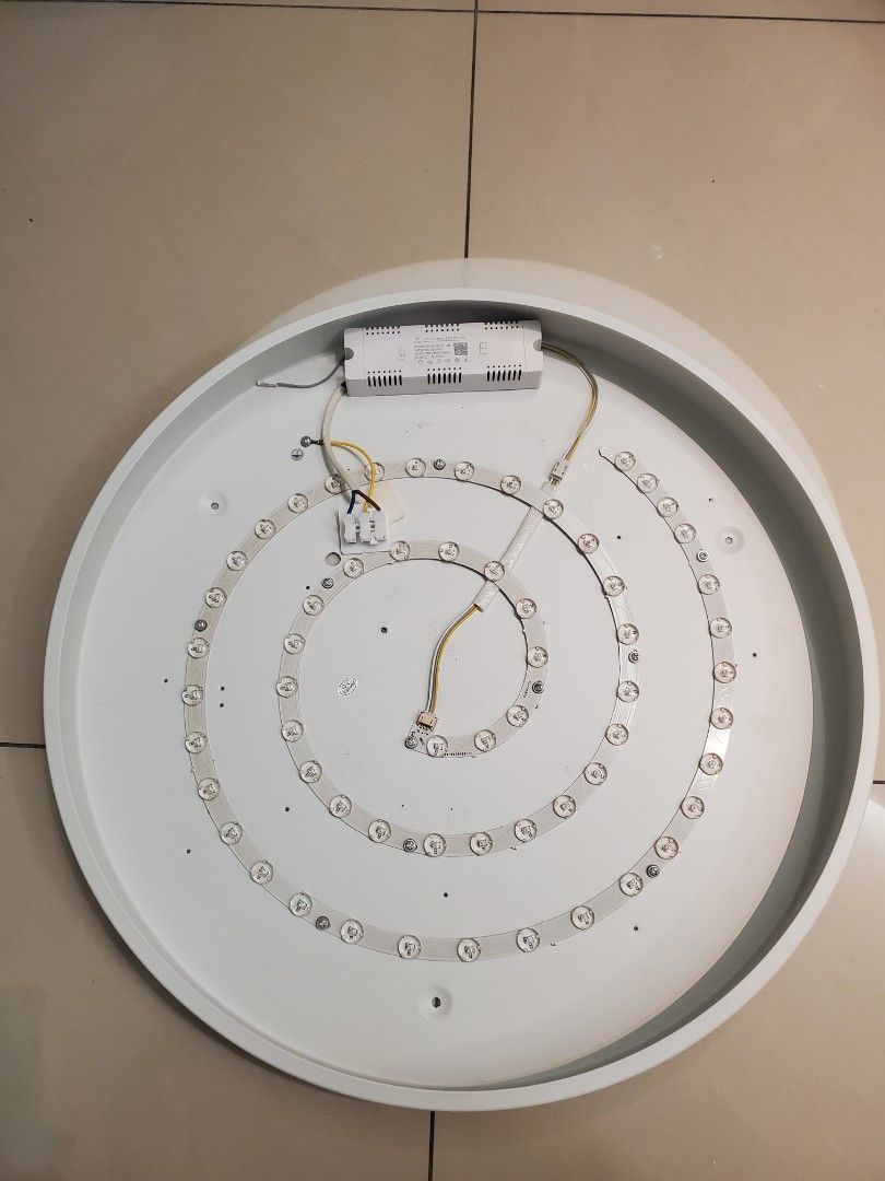 由 Gina8899 (刊登 ID 1382047432，圖片 3) 提交，位於 台北市 (Taipei) 的 B 100W智慧型LED吸頂燈 含驅動器 調光調色 圓形天花板燈 臥室燈 客廳燈 (類別：燈飾)，說明：📝商品描述： 二手智慧型LED吸頂燈，外型為簡約圓形白色燈罩，內建高亮度LED燈條與2.4G智慧驅動器，可支援調光/調色功能（需自行搭配遙控器或控制器）。 🔹 功率：100W，亮度足夠照亮客廳或臥室 🔹 內建LED燈條，環狀排列，光線均勻柔和 🔹 智慧型LED驅動器（2.4G）支援遙控調整 🔹 輸入電壓：85–265V，通用電壓 🔹 附接線端子，安裝便利 📏 燈罩直徑：約50公分 ⚠️ 為二手品，第一圈LED燈條部分不亮，其餘正常，詳情請見實拍照片。 #Hashtags： #LED吸頂燈 #故障特價 #智慧燈具 #調光燈 #二手燈具 #天花板燈 #室內照明。