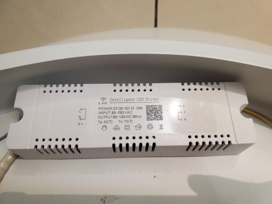由 Gina8899 (刊登 ID 1382047432，圖片 2) 提交，位於 台北市 (Taipei) 的 B 100W智慧型LED吸頂燈 含驅動器 調光調色 圓形天花板燈 臥室燈 客廳燈 (類別：燈飾)，說明：📝商品描述： 二手智慧型LED吸頂燈，外型為簡約圓形白色燈罩，內建高亮度LED燈條與2.4G智慧驅動器，可支援調光/調色功能（需自行搭配遙控器或控制器）。 🔹 功率：100W，亮度足夠照亮客廳或臥室 🔹 內建LED燈條，環狀排列，光線均勻柔和 🔹 智慧型LED驅動器（2.4G）支援遙控調整 🔹 輸入電壓：85–265V，通用電壓 🔹 附接線端子，安裝便利 📏 燈罩直徑：約50公分 ⚠️ 為二手品，第一圈LED燈條部分不亮，其餘正常，詳情請見實拍照片。 #Hashtags： #LED吸頂燈 #故障特價 #智慧燈具 #調光燈 #二手燈具 #天花板燈 #室內照明。