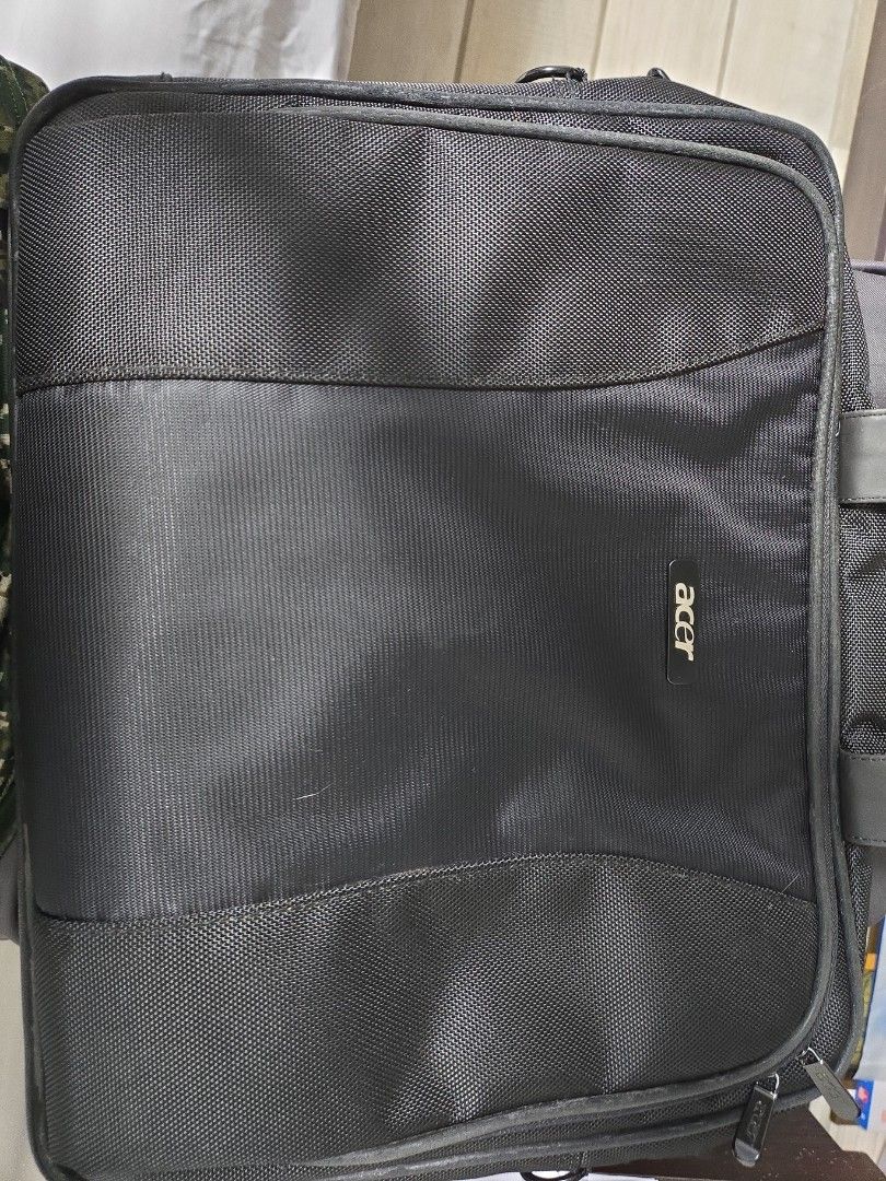 由 eason7282 (刊登 ID 1382013426，圖片 1) 提交，位於 新北市 (New Taipei) 的 15吋電腦包 (類別：桌上電腦或筆記型電腦)，說明：使用一次 近全新15吋電腦包 最後一個! 賠錢賣。