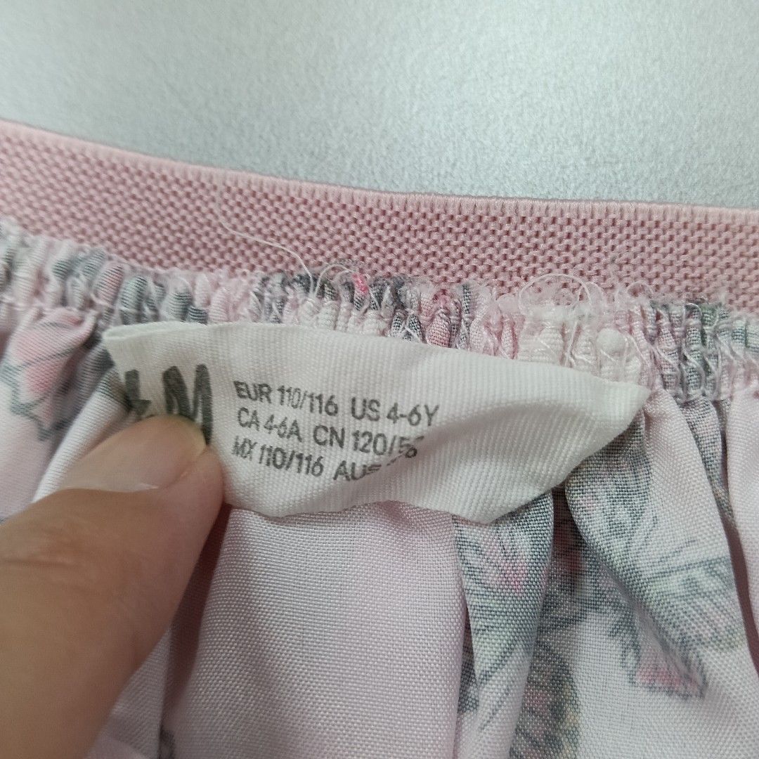 由 lala318 (刊登 ID 1381966838，圖片 3) 提交，位於 台中市 (Taichung) 的 「2手童裝」H&M短裙 (類別：嬰兒及兒童流行時尚)，說明：❤H&M粉紅色網紗短裙❤ ✏️無破損/無污漬 ✏️裙子標示：4-6Y ✏️全長：33cm ✏️腰圍：25cm<伸縮>。
