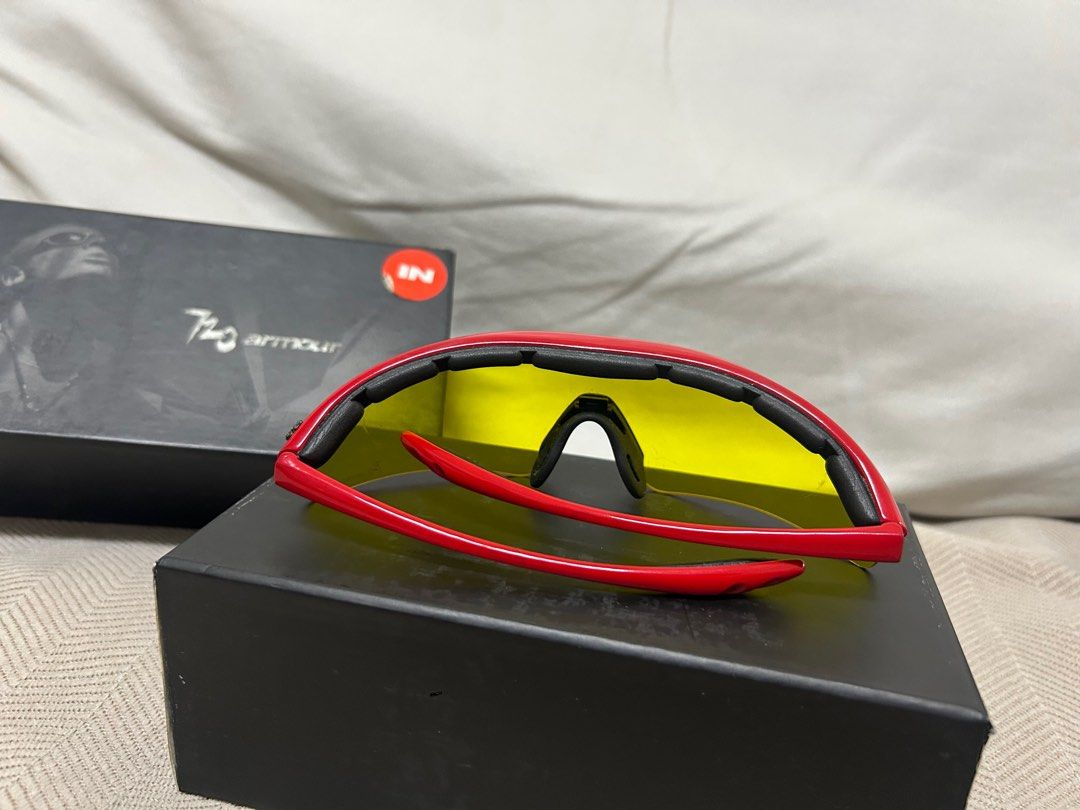 由 lu_00509 (刊登 ID 1382037465，圖片 2) 提交，位於 高雄市 (Kaohsiung) 的 720 armour 太陽眼鏡 (類別：單車)，說明：兩種鏡片可選擇 （附近視眼鏡框） 。