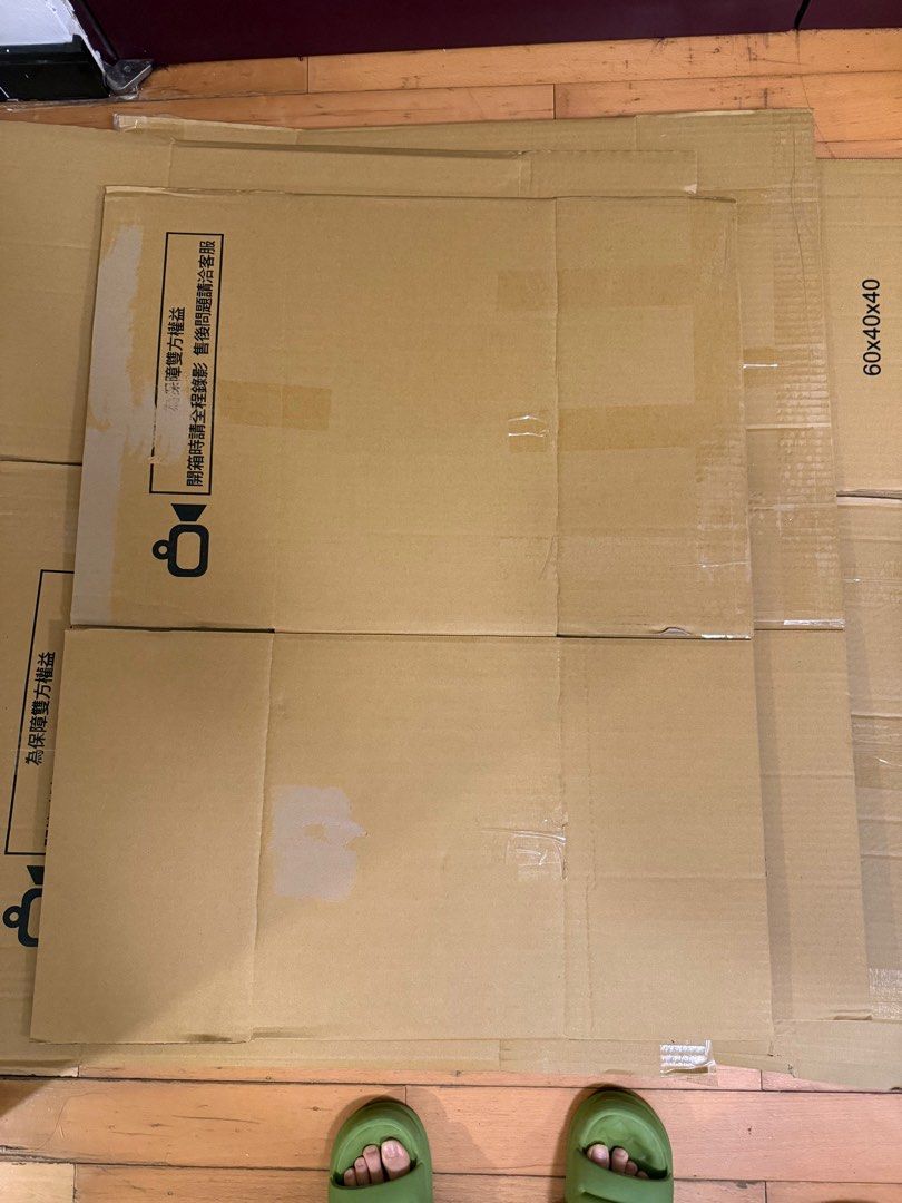 由 fgdwg7hxh221115 (刊登 ID 1381964329，圖片 2) 提交，位於 台北市 (Taipei) 的 搬家紙箱 (類別：收納箱及袋)，說明：最近才剛搬完家 紙箱是自己用買的 很新覺得直接回收很浪費 有需要打包搬家的朋友 這個是厚紙箱 有兩個尺寸 圖片上有公分數 各4個 共八個紙箱200元 自取在東區。