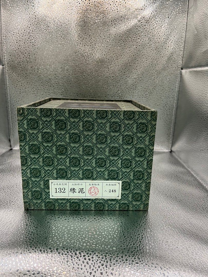 由 dzfcdjx67w72509 (刊登 ID 1381997108，圖片 1) 提交，位於 高雄市 (Kaohsiung) 的 鄧丁壽古逸壺（綠泥） (類別：茶具配件)，說明：鄧丁壽未使用收藏古逸壺（型號132） 有盒附保證卡 但因存放不佳壺口有小裂紋 不介意者下標。