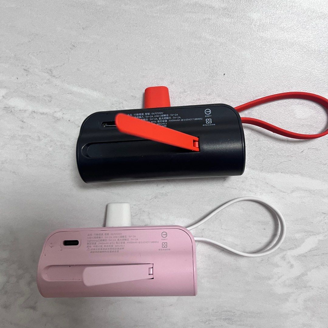 由 puipui__yy (刊登 ID 1382011634，圖片 3) 提交，位於 台北市 (Taipei) 的 菲利浦行動電源 (類別：充電線、充電器)，說明：$250/顆 兩顆一起帶走再折$50 外觀有一些使用痕跡，但完全不會影響使用，介意者請勿下單～⚠️ 有粉黑兩色🩷🖤 線是typ -c固定頭是Lightning 容量：4900mAh 後面還有支架 因為抽獎抽到行動電源 所以想便宜給有緣人🫶🏻。