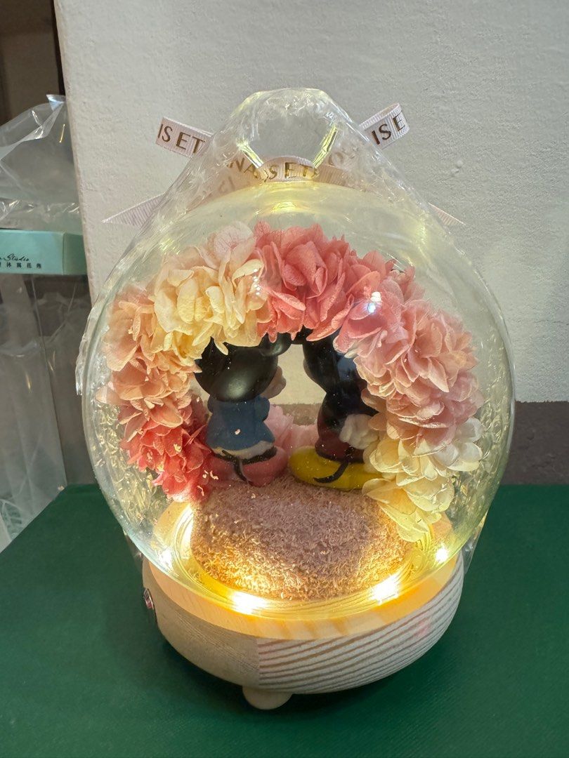 由 fillys_xu (刊登 ID 1382074690，圖片 2) 提交，位於 屏東縣 (Pingtung) 的 💐相親相愛♥️米奇米妮🌹玫瑰永生花夜燈玻璃花瓶💐 (類別：燈飾)，說明：❏尺寸：底盤直徑約12.5cm/高度約18cm ❏永生花 乾燥花 ❏僅打開拍照 ❏價錢可議。