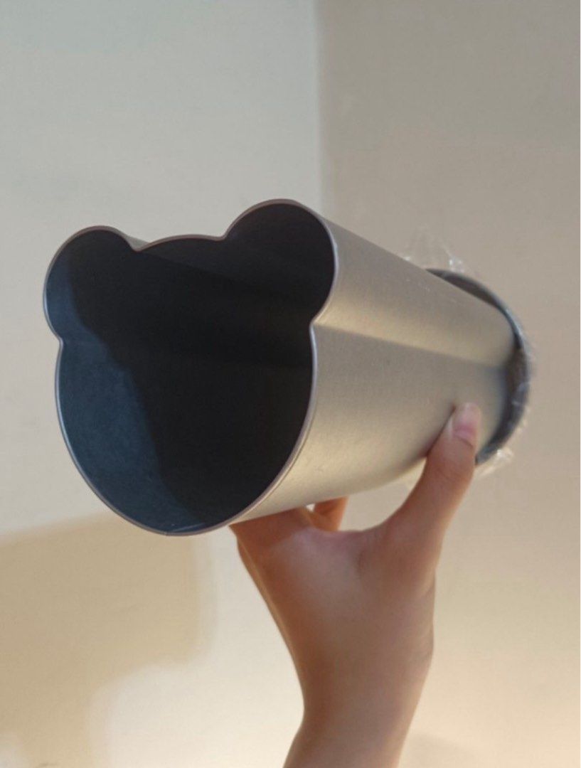 由 llrrr (刊登 ID 1382053624，圖片 1) 提交，位於 台中市 (Taichung) 的 小熊吐司模 日本製 (類別：炊具及配件)，說明：✅狀況：沒有使用過幾乎為全新，金屬表面難免有些刮痕，並因放置較久外盒看起來較舊，不過完全不影響使用！ ✅內容物：筒形小熊吐司模與兩側封蓋、三個可以灑小動物造型的透明片。 ✅產地：日本/材質：鐵鋁 ✅可能使用二手包材，不介意再下單~可711（請私訊）。