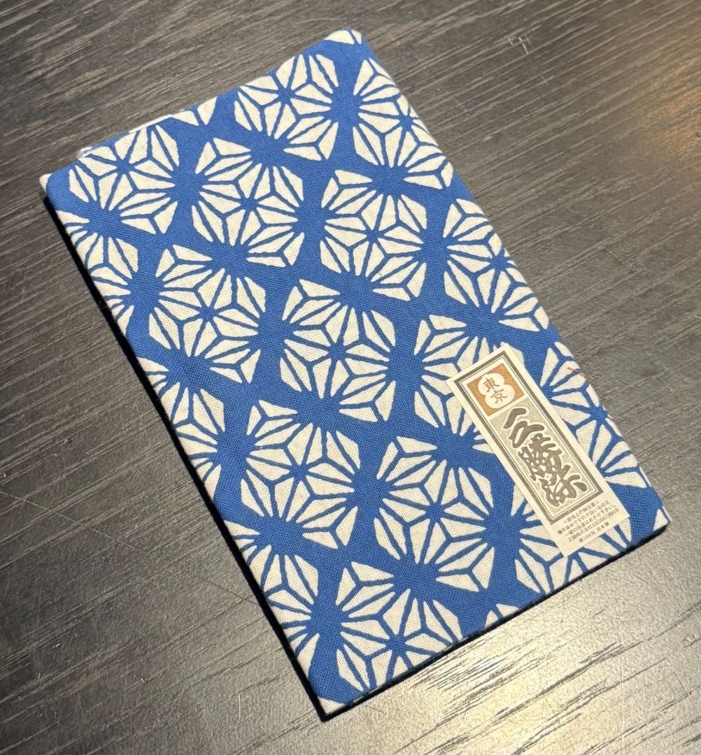 由 leesdesign (刊登 ID 1381970172，圖片 1) 提交，位於 台北市 (Taipei) 的 日式掛布 方巾 布巾 日本文化多用途 (類別：其他居家裝飾)，說明：34*89 此系列掛布依尺寸原價約 : 280~350元 - 適合家居擺設、插花、收納小物、拍攝道具、軟裝搭配 有些許使用痕跡，不影響使用 原使用目的 : 室內軟裝拍攝道具 - 可自取，地點: 忠孝SOGO附近的辦公大樓 - 商品尺寸超過30*30*30公分之商品，無法使用7-11店到店服務 ( 如超過請選擇用郵寄 ) **細節下單前請先與小編確認** - 大型、易碎物品建議用郵寄方式，運費由買家自行負擔 不逾5公斤，運費為70元 / 逾5公斤不逾10公斤，運費為90元。
