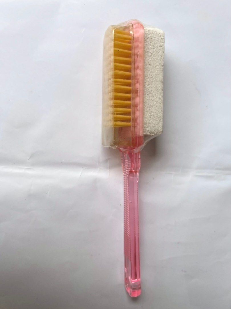 由 chou6321 (刊登 ID 1381928899，圖片 2) 提交，位於 台中市 (Taichung) 的 粉色兩用手柄浮石美甲清潔刷/洗腳刷 #磨腳石磨腳皮 去角質 去死皮器 #指甲面清潔刷 (類別：足、腿部保養)，說明：全新未使用 尺寸：約4x16.5cm。