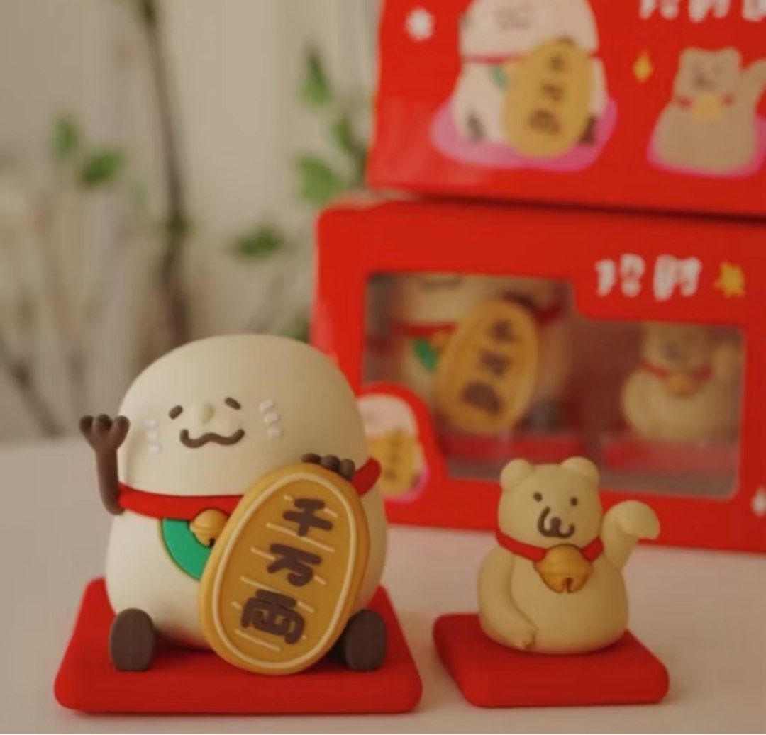 由 eating119_yo (刊登 ID 1381958342，圖片 1) 提交，位於 桃園市 (Taoyuan) 的 無盒｜咻熊家的招財小公仔組 招財 咻咻熊 阿泥 招財泥 (類別：其他居家裝飾)，說明：無盒。