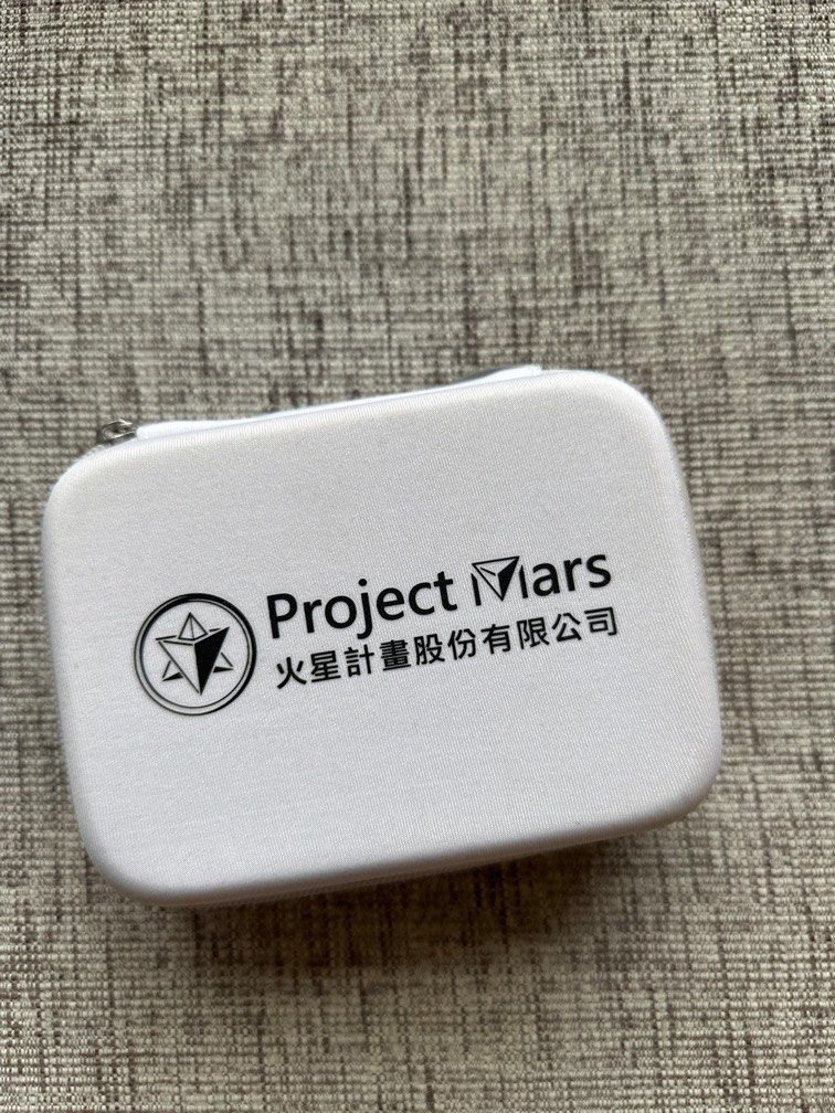 由 shainmhs94305 (刊登 ID 1381989307，圖片 2) 提交，位於 台北市 (Taipei) 的 火星計劃 筋膜槍 PISOOKA X 肌肉放鬆迷你強力筋膜槍 (類別：其他運動配件)，說明：只用過兩次！跟全新一樣 史上最輕巧的迷你筋膜槍 ◆ 同級力道最強、4段變速調節，9mm深層打擊乳酸堆積 ◆ 機身350G輕盈隨行，出門輕鬆帶著走 ◆ 獨特防手震結構再升級，按摩手腕零負擔 ◆ 全鋁合金機身，三種質感配色 ◆ 內附四顆按摩頭，滿足您的多種需求! ◆ 安心售後用得放心 【火星計畫Pisooka系列，全新上市】 「Pisooka」為Pistol手槍與Bazooka火箭炮兩個單字組合而成，意即槍體雖小，但擁有火箭炮般的威力。Pisooka系列為火星計畫全新研發的系列方向，改善按摩槍笨重的傳統印象，也給使用者全新的使用體驗。。