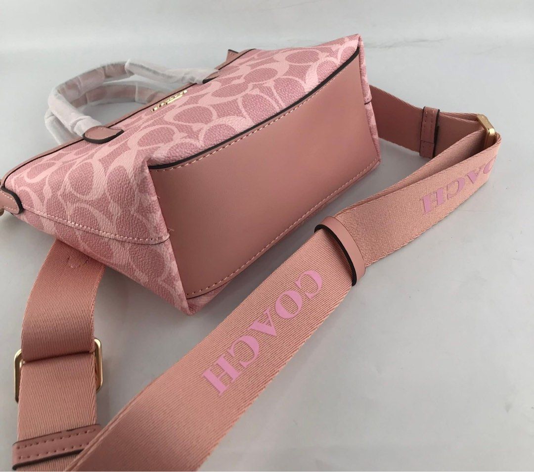 🍀 CCH Mini City Tote (Category: Luxury Bags & Wallets) located in Manila. Submitted by vera.prudence (Listing ID 1381911384, Image 3). Description: 🍀 CCH Mini City Tote 8”L x 5.5H x 3.5W P1,800 Actual Photo Plus SF.