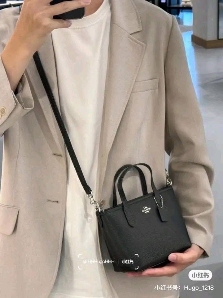 🍀 CCH Mini Mini City Tote (Category: Luxury Bags & Wallets) located in Manila. Submitted by vera.prudence (Listing ID 1381910380, Image 1). Description: 🍀 CCH Mini City Tote 8”L x 5.5H x 3.5W P1,800 Actual Photo Plus SF.