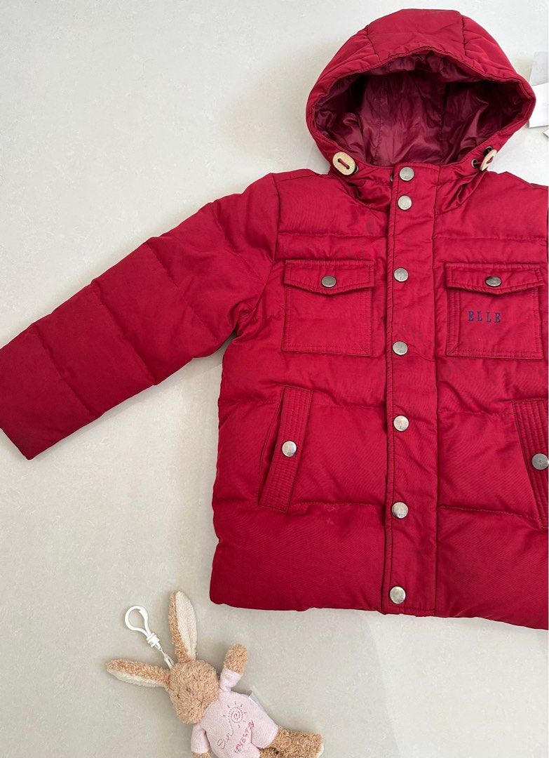 由 masarah (刊登 ID 1381943197，圖片 3) 提交，位於 台南市 (Tainan) 的 二手女童裝 ELLE專櫃正品 90%羽絨 聖誕紅色 可愛小紅帽 拉鍊 連帽 鋪棉 束口袖 口袋 高領防風 秋冬外套 (類別：嬰兒及兒童流行時尚)，說明：二手品 7-8成新 瑕疵：污漬（如照片） 尺碼：6歲 120cm 材質：棉質 化學纖維 防風材質 內90%鴨絨很保暖 品牌：ELLE專櫃正品 可賣。貨。便。