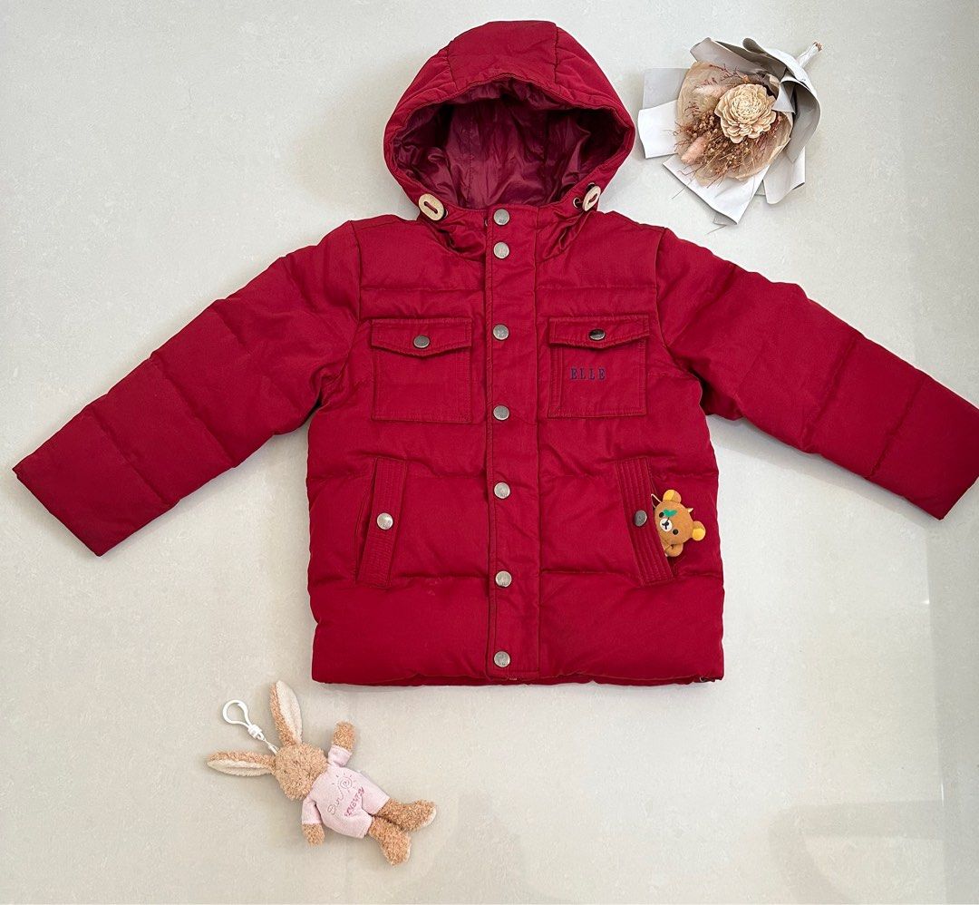 由 masarah (刊登 ID 1381943197，圖片 1) 提交，位於 台南市 (Tainan) 的 二手女童裝 ELLE專櫃正品 90%羽絨 聖誕紅色 可愛小紅帽 拉鍊 連帽 鋪棉 束口袖 口袋 高領防風 秋冬外套 (類別：嬰兒及兒童流行時尚)，說明：二手品 7-8成新 瑕疵：污漬（如照片） 尺碼：6歲 120cm 材質：棉質 化學纖維 防風材質 內90%鴨絨很保暖 品牌：ELLE專櫃正品 可賣。貨。便。