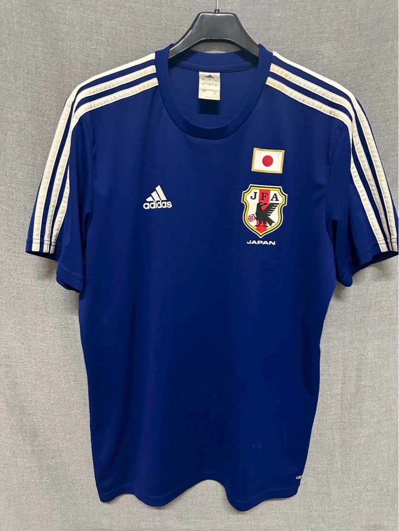 由 halu937928028 (刊登 ID 1382007770，圖片 1) 提交，位於 新北市 (New Taipei) 的 二手adidas足球上衣B49 (類別：T恤、Polo衫)，說明：肩寬：48 shoulder width 胸寬 ：55 chest width 衣長 ：73 garment length 袖長 ：25 sleeve length 量測單位：cm(公分） ⚠️賣場說明⚠️： 1.商品『無』實拍照。 2.『二手衣』非全新品，有使用痕跡，小破損/污漬及毛球都是正常現象，購買前請三思，高標請繞道。 3. 數據皆經手工量測，誤差值為+ -3公分！售出皆不接受退換貨～ 4.無面交服務 5.好評未達5次5🌟評價不予出貨 6.1人服務賣場；請自行參考照片明細，無提供額外服務及說明 7.本賣場有保留最終出貨權、針對提問過多及出價的客人一律拉黑 8.單筆購買數量過大需額外支付運費！店到店有可能會裝不下～不接受任何議價！謝謝🙏 📌可接受再下單！ 9.購物滿$1500免運。