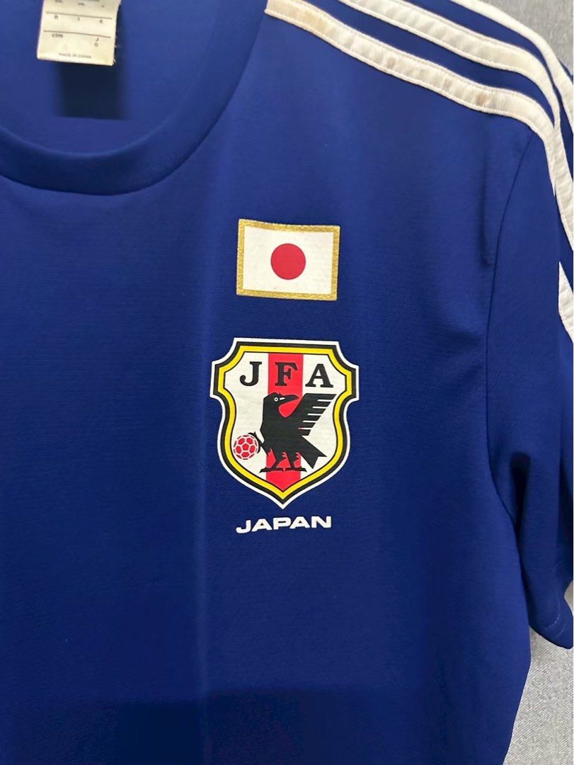 由 halu937928028 (刊登 ID 1382007770，圖片 2) 提交，位於 新北市 (New Taipei) 的 二手adidas足球上衣B49 (類別：T恤、Polo衫)，說明：肩寬：48 shoulder width 胸寬 ：55 chest width 衣長 ：73 garment length 袖長 ：25 sleeve length 量測單位：cm(公分） ⚠️賣場說明⚠️： 1.商品『無』實拍照。 2.『二手衣』非全新品，有使用痕跡，小破損/污漬及毛球都是正常現象，購買前請三思，高標請繞道。 3. 數據皆經手工量測，誤差值為+ -3公分！售出皆不接受退換貨～ 4.無面交服務 5.好評未達5次5🌟評價不予出貨 6.1人服務賣場；請自行參考照片明細，無提供額外服務及說明 7.本賣場有保留最終出貨權、針對提問過多及出價的客人一律拉黑 8.單筆購買數量過大需額外支付運費！店到店有可能會裝不下～不接受任何議價！謝謝🙏 📌可接受再下單！ 9.購物滿$1500免運。