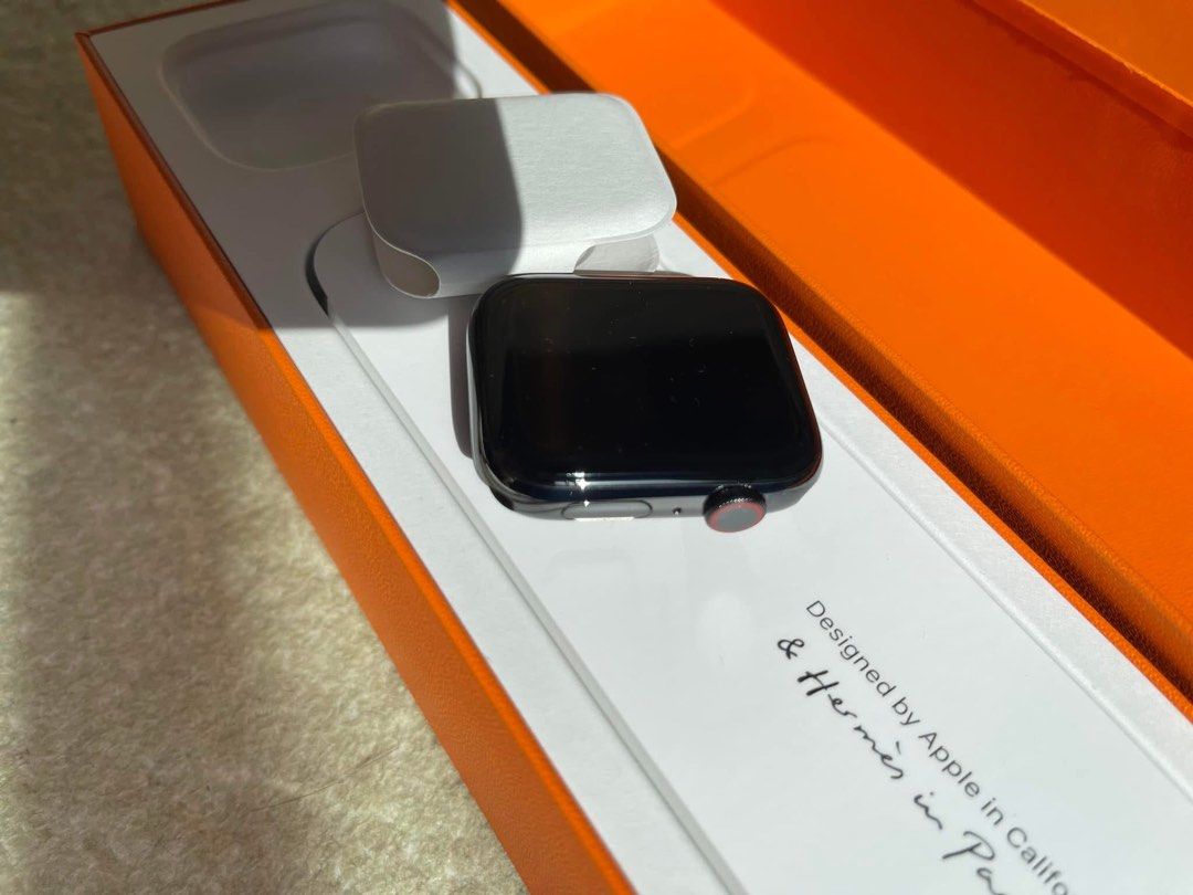 由 r625520 (刊登 ID 1381985519，圖片 3) 提交，位於 台南市 (Tainan) 的 全新Apple Watch S6愛馬仕 44mm手錶（附橡膠錶帶） (類別：智慧穿戴裝置及智慧手錶)，說明：❤️全新還附犀牛盾錶鏡面膜跟殼 🔥🔥🔥以上所有商品依消費者要求所為之客製化給付，皆詢問詳細確認預購訂購下單給付，商品屬例外商品類別*，並透過聊聊，主動告知買家。