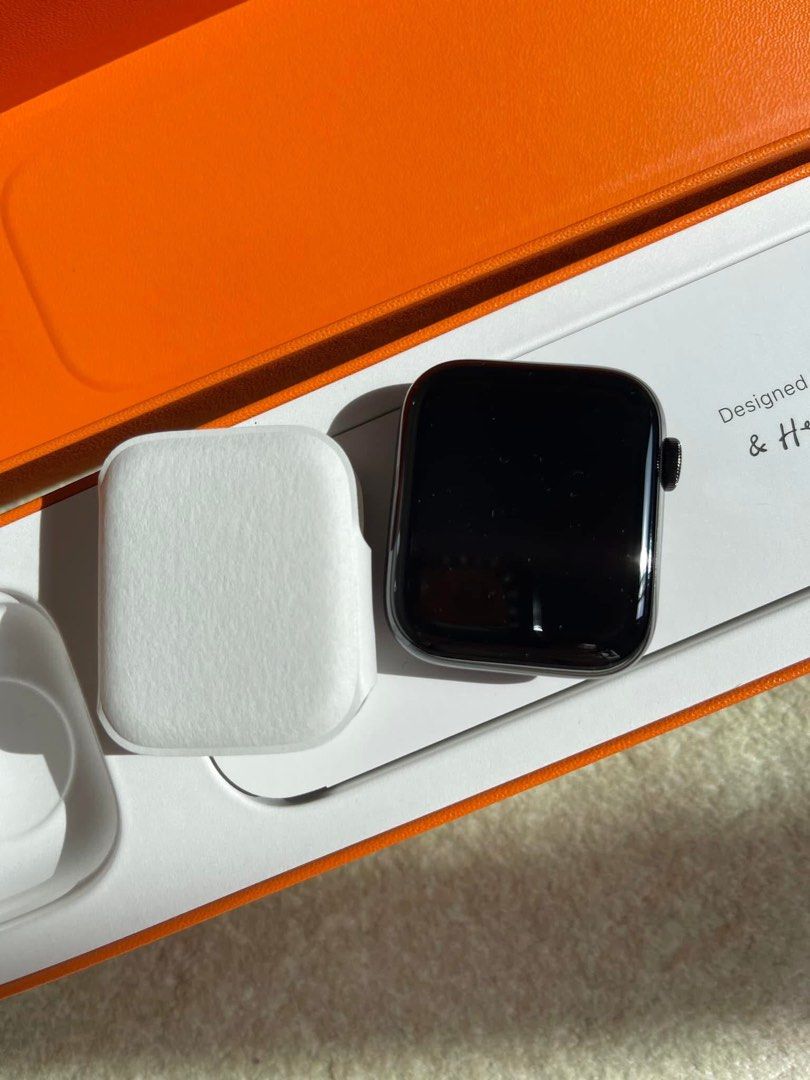 由 r625520 (刊登 ID 1381985519，圖片 2) 提交，位於 台南市 (Tainan) 的 全新Apple Watch S6愛馬仕 44mm手錶（附橡膠錶帶） (類別：智慧穿戴裝置及智慧手錶)，說明：❤️全新還附犀牛盾錶鏡面膜跟殼 🔥🔥🔥以上所有商品依消費者要求所為之客製化給付，皆詢問詳細確認預購訂購下單給付，商品屬例外商品類別*，並透過聊聊，主動告知買家。